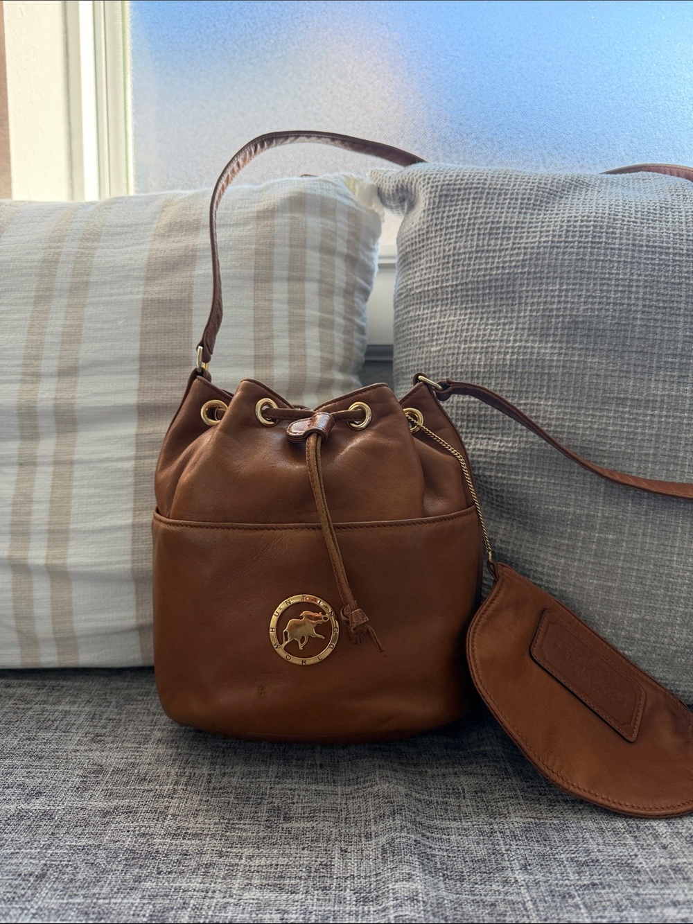 Hunting World Women's Tan Leather Drawstring Shoulder Bucket Bag w/Gold Accent